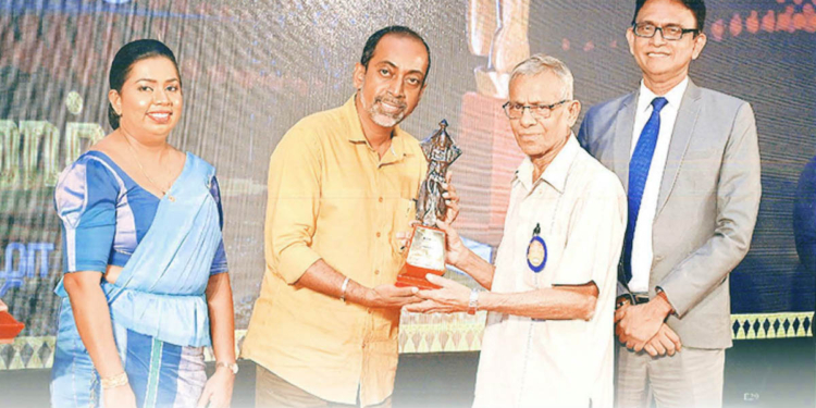 මාධ්යයට සාහිත්යයට කළ සේවයට ප්රවීණ මාධ්යවේදී චන්ද්රසේන මාරසිංහ ‘කලාභූෂණ’ රාජ්ය සම්මානයෙන් පිදුම් ලබයි! PHOTOS I Sri Lanka Latest News
