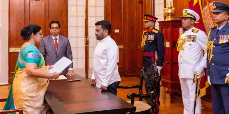 පළමුවැන්නා ශිරාණි බණ්ඩාරනායක! දෙවන කාන්තා අගවිනිසුරුවරිය ලෙස මුර්දු ප්රනාන්දු අනුර ඉදිරියේ දිව්රුම් දෙයි! PHOTOS I Sri Lanka Latest News