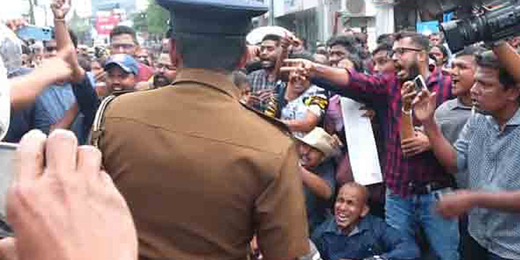 ඉසුරුපාය ඉදිරිපිට උද්ඝෝෂණයේදී පොලිස් නිලධාරීන්ගේ පිට කපපු ප්‍රධාන සැකකරු හොයාගෙන! ෆොටෝ එක හෙට අනිද්දාම පොලිසියෙන් එළියට දානවා! Sri Lanka Latest News
