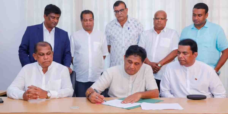 කතානායකට එරෙහි විශ්වාසභංගයට සජිත් මුලින්ම අත්සන තියයි! VIDEO & PHOTOS I Sri Lanka Latest News