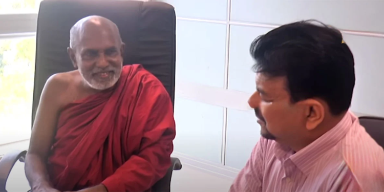 ජනාධිපතිතුමාට වැඩක් කරන්න උවමනාවක් තියෙනවා! හැබැයි ආණ්ඩුව ලොස්ට්! බිංදුවට වැටිලා! අඩුපාඩුකම් ගොඩයි! ජනාධිපතිට හොඳ ටීම් එකක් නෑ! ඉස්සර ඔබතුමාලටත් තේරුණා! දැන් ටිකක් උඩින් ඉන්න නිසා තේරෙන්නේ නෑ! වනවාසී රාහුල හාමුදුරුවෝ ආණ්ඩුවේ නියෝජ්‍ය ඇමැතිගේ මූණටම කියයි! VIDEO I Sri Lanka Latest News