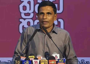 පොලිසිය බස්-ත්‍රීවීල්වල කෑලි ගලවන්නේ ‘ක්ලීන් ශ්‍රී ලංකා’ යටතේද? මහජන ආරක්ෂක ඇමැතිත් සිද්ධියට මැදිවෙයි! VIDEO I Sri Lanka Latest News