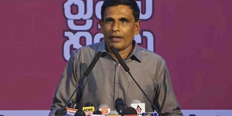 පොලිසිය බස්-ත්‍රීවීල්වල කෑලි ගලවන්නේ ‘ක්ලීන් ශ්‍රී ලංකා’ යටතේද? මහජන ආරක්ෂක ඇමැතිත් සිද්ධියට මැදිවෙයි! VIDEO I Sri Lanka Latest News