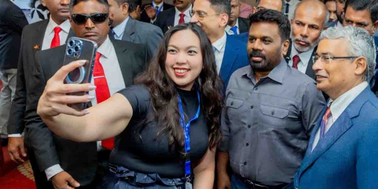 මැණික් බලන්න අනුර සිනමන් ග්‍රෑන්ඩ් හෝටලයට ගිහින්! සෙල්ෆිත් ගහලා! PHOTOS & VIDEO I Sri Lanka Latest News
