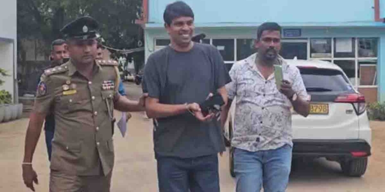 කොට කොට ගිය මන්ත්‍රී අර්චුනා හොට පටලාගනී! අල්ලන වෙලාවෙත් LIVE එයි! VIDEO I Sri Lanka Latest News‍