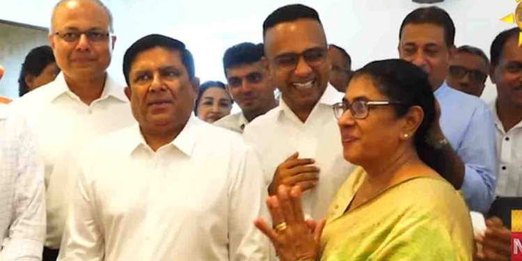 ‘රට පැන්නා.. හැංගිලා ඉන්නවා..’ කියලා කියපු මනූෂ මෙන්න සිරිකොතේ ඉන්නවා! VIDEO I Sri Lanka Latest News