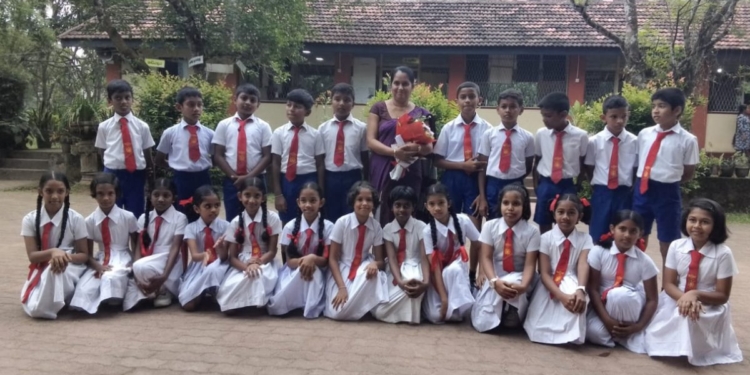 ශිෂ්යත්වෙන් එක පන්තියෙ 24ක් පාස් කරපු ගොඩනැගිලි දෙකක් විතරක් තියෙන පුංචි ඉස්කෝලෙට ‘මව්රට’ ගිය ගමන! Sri Lanka Latest News