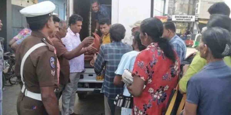 ‘ඉස්සර තෙල් පෝලිම.. දැන් හාල් පෝලිම!’ හාල් ගන්න ආපු අම්බලන්ගොඩ මිනිස්සු පෝලිමේ ඉඳන් මරු කතා කියන්නේ! අපි ඡන්දෙ දීලා හරක් වෙලා ඉන්නෙ..! අපරාදෙ..! කෝ පෑන..? කෝ ආණ්ඩුවක්..? කෝ පාරිභෝගික අධිකාරියක්..? VIDEO I Sri Lanka Latest News