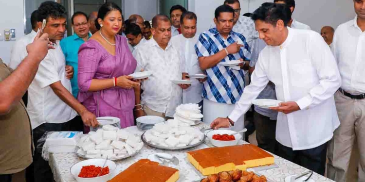 අලුත් අවුරුද්දේ සජබ මන්ත්‍රීවරු පිරිවරාගෙන කැවුම් කිරිබත් කාලා සජිත් විපක්ෂයේ වැඩ පටන්ගනී! I VIDEO & PHOTOS I Sri Lanka Latest News