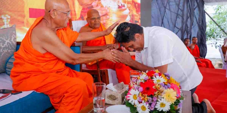 බානගල උපතිස්ස නාහිමියන්ගේ 75 වැනි ජන්ම දිනයට සුබ පතන්න විපක්ෂනායක සජිත් එක්වෙයි! දානපතියන්ගේ ආධාර ගෙන රටේ ජනතාව නගා සිටුවන්න සිදුකළ මෙහෙය ගැන සිහිපත් කරයි! VIDEO & PHOTOS I Sri Lanka Latest News