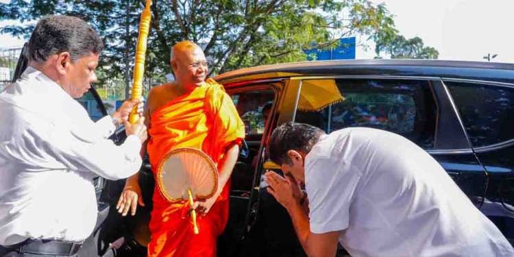 විපක්ෂනායක කාර්යාලයේ පෝයට බණ කියන වැඩේ ආයෙත් පටන්ගනී! VIDEO & PHOTOS I Sri Lanka Latest News