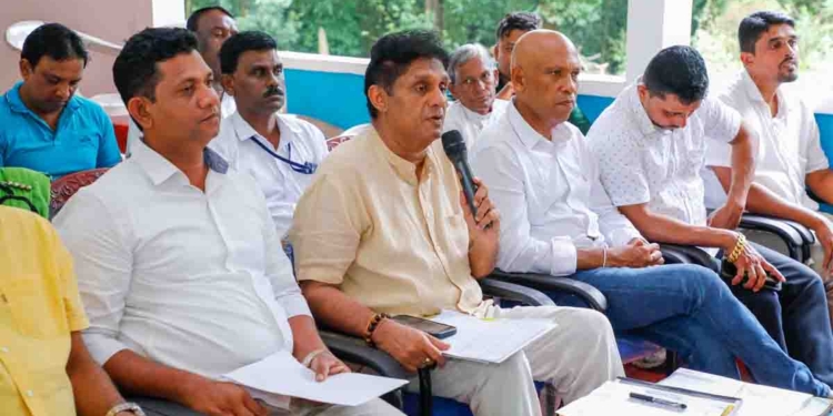සජිත් ආපහු ගමත් එක්ක වැඩ පටන් ගනී! මුලින්ම ගල්ගමුව සතිපොළටයි ගිරිබාවටයි යයි! ගමේ පොඩි මිනිස්සුන්ගේ ප්‍රශ්නවලට උත්තර දෙයි! ආණ්ඩුව ගොවීන්ට දුන් සහන පොරොන්දු මතක් කරයි! VIDEO & PHOTOS I Sri Lanka Latest News