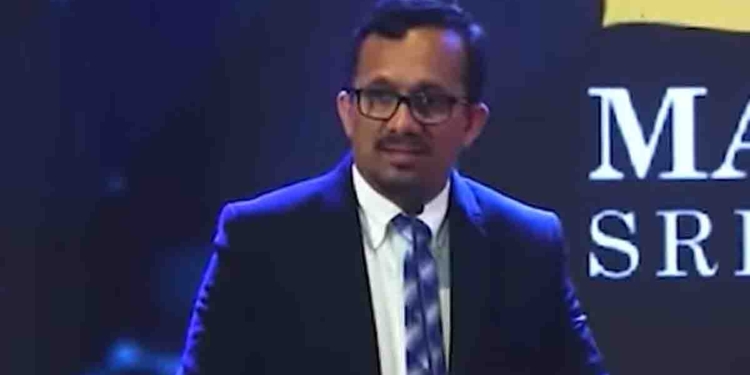 හඳුන්නෙත්තිට මාස 2ට ඇමැතිකම මළ වදයක් වෙලා වගේ! දැන් මම මුදලාලි කෙනෙක් වගේ! උදේ 6 ඉදන් රෑ 12 වෙනකම් බඩු විකුණනවා! උදේම සීනි අය කතා කරනවා! ඊළඟට ලුණු අය කතා කරනවා! ඊළඟට පොල් අය කතා කරනවා! ඊළඟට ඔටෝමොබයිල් අය කතා කරනවා! ඊළඟට මිනරල් අය කතා කරනවා! ඊළඟට බස්වල අය කතා කරනවා! ඊළඟට ෆැක්ටරි අය එනවා! හවසට පතල් කපන අය එනවා! මහජන දිනය දවසට මම පොලී මුදලාලි වගේ! VIDEO I Sri Lanka Latest News