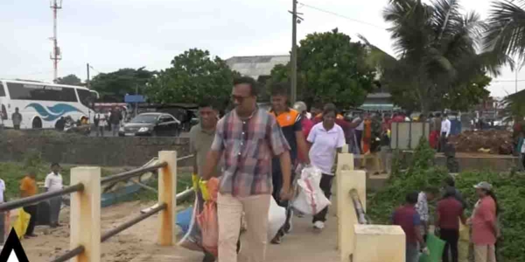 ක්ලීන් ශ්‍රී ලංකා! කර්මාන්ත ඇමැති හඳුන්නෙත්තියි සාවිත්‍රියි මාතර බීච් එක ක්ලීන් කරන්න ගිහින්! VIDEO I Sri Lanka Latest News