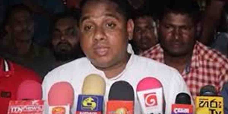 අනුරාධපුරෙන් ආපු සජබ අලුත් තරුණ මන්ත්‍රී කට අරී! අපේ නායකයා සජිත් පැරැද්දුවේ රනිල්! රනිල්ට ඕන වුණා අනුර ජනාධිපති කරවන්න! රනිල් ඒ වැඩේ නොකරා නම් අද ජනාධිපති සජිත් ප්‍රේමදාස! ඒ නිසා අපේ නායකයාට අසාධාරණයක් වෙන්න දෙන්න බෑ! VIDEO I Sri Lanka Latest News