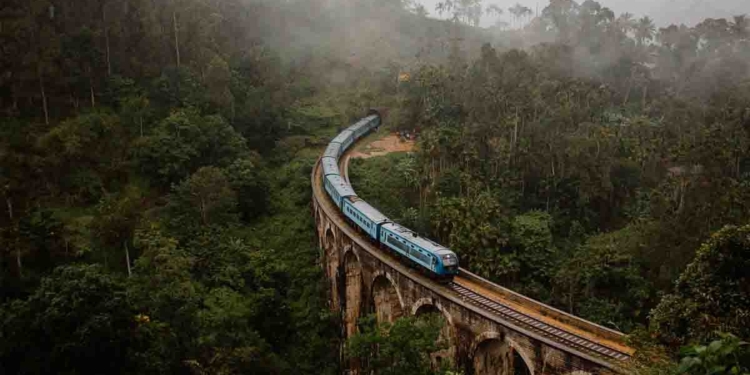 ඇල්ල කෝච්චි ටිකට් තත්පර 42න් අතුරුදන් කරපු මහමොළකරු මාකුඹුර ස්ටේෂන් එකේ නිලධාරියෙක්! ඥාතියෙකුගේ නමින් කොම්පැනියක් පටන් අරන් ටිකට් ඔක්කොම බුක්කරගෙන! 1200 ටිකට් එක සුදදන්ට විකුණලා තියෙන්නේ 16000ට! I Sri Lanka Latest News