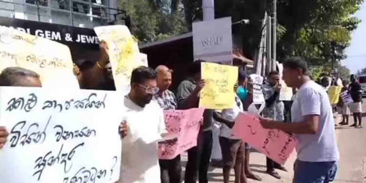 මළ කෙළියයි! මෙන්න ‘ක්ලීන් ශ්රී ලංකා’ එකෙන් මල්පෝච්චිත් උස්සන් යනවාලු! උණවටුණේ එකම ගාලගෝට්ටියක්! VIDEO I Sri Lanka Latest News