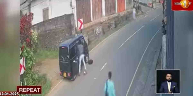 ගම්පොළ සිසුවියක් පැහැර ගනී! මුලින් කසාදෙට කැමැති වෙලා පස්සේ අකැමැති වෙලා! සිසුවියව බේරගන්න ජීවිතයත් අවදානමේ දමාගෙන කොල්ලෙක් සිද්ධියට මැදිහත් වෙලා! අතත් හපලා! VIDEO I Sri Lanka Latest News