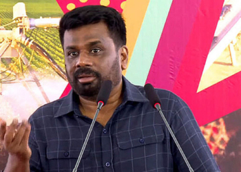 “පොලිස් කොමිසම ගැන මමත් ඉන්නේ අදිමදියක! අපි පොලිස් මාරුවීම් ඉල්ලලා තියෙන්නේ ජනවරම ඉටුකරන්න! එක හමුදා කඳවුරකින් T56 ඒවා 73ක් පාතාලේ අතට ගිහින්! කාවද විශ්වාස කරන්නේ? හිටපු ජනාධිපතිට කෝටි 70ක් ආරක්ෂාවට වියදම! දැන් ආරක්ෂාවට ඉන්නේ 60යි! වැඩිය කෙඳිරිගෑවොත් ඒකත් අයින් කරනවා! කිසිම ඇමැති කෙනකුට ගෙක් දෙන්නේ නෑ! සියලු නිල නිවාස ආණ්ඩුවට පවරගෙන තියෙන්නේ! මහින්දගේ ගෙදර මාසික කුලිය ලක්ෂ 46යි! අපි තිස්දාහක් ගෙවන්නම්! ඉන්නවා නම් ඉතුරු කුලිය ගෙවන්න! ඇමැතිලා පාවිච්චි කරපු ඔක්කොම වාහන වෙන්දේසි කරනවා! වාහන පර්මිට් නෑ! මන්ත්‍රී විශ්‍රාම වැටුප අහෝසි කරනවා! පාර්ලිමේන්තු කැන්ටිමෙන් කනවා නම් 2000ක් ගෙවලා කන්න…!” මේ අනුර! Sri Lanka Latest News