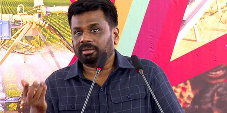 “පොලිස් කොමිසම ගැන මමත් ඉන්නේ අදිමදියක! අපි පොලිස් මාරුවීම් ඉල්ලලා තියෙන්නේ ජනවරම ඉටුකරන්න! එක හමුදා කඳවුරකින් T56 ඒවා 73ක් පාතාලේ අතට ගිහින්! කාවද විශ්වාස කරන්නේ? හිටපු ජනාධිපතිට කෝටි 70ක් ආරක්ෂාවට වියදම! දැන් ආරක්ෂාවට ඉන්නේ 60යි! වැඩිය කෙඳිරිගෑවොත් ඒකත් අයින් කරනවා! කිසිම ඇමැති කෙනකුට ගෙක් දෙන්නේ නෑ! සියලු නිල නිවාස ආණ්ඩුවට පවරගෙන තියෙන්නේ! මහින්දගේ ගෙදර මාසික කුලිය ලක්ෂ 46යි! අපි තිස්දාහක් ගෙවන්නම්! ඉන්නවා නම් ඉතුරු කුලිය ගෙවන්න! ඇමැතිලා පාවිච්චි කරපු ඔක්කොම වාහන වෙන්දේසි කරනවා! වාහන පර්මිට් නෑ! මන්ත්‍රී විශ්‍රාම වැටුප අහෝසි කරනවා! පාර්ලිමේන්තු කැන්ටිමෙන් කනවා නම් 2000ක් ගෙවලා කන්න…!” මේ අනුර! Sri Lanka Latest News