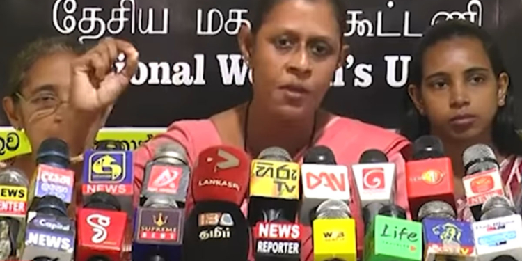 වසන්ත සමරසිංහ එදා කිව්වා 37%කින් ලයිට් බිල අඩු කරන්න පුළුවන් කියලා! අඩු කරන්නේ නැත්තේ ඇමැතිවරු ගේම් ගහන නිසා කිව්වා! එතකොට දැන් කව්ද ගේම් ගහන්නේ? කාන්තා එකමුතුව එළියට! වසන්තගේ හඬ පටයක් මාධ්‍ය හමුවේදී දිගහරී! VIDEO I Sri Lanka Latest News