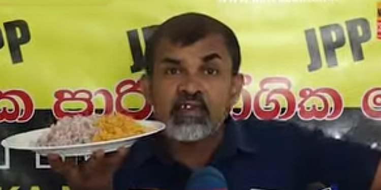 පොල් ප්‍රශ්නෙට හේතුව සම්බෝල සහ පොල් මිරිකීම බව කියපු මාලිමාවේ නියෝජ්‍ය ඇමැති චතුරංගට මරු උත්තරයක් අසේල දෙයි! මොනවද මේ කියන කුණුහරුප කතා! මුන්ද මේ ඇමැතිවරු? ඔයාලගේ ආණ්ඩුකාරයෙක් තමයි පොල් පිටරට යවන්නේ! ඒක නවත්වලා ඉන්න! දැන් මේ හදන්නේ බිත්තර වගේ පොල් ටිකත් රටින් ගෙනත් කෝටි 200ක් විතර ගහන්න! අම්මට සිරිවෙයි! VIDEO I Sri Lanka Latest News