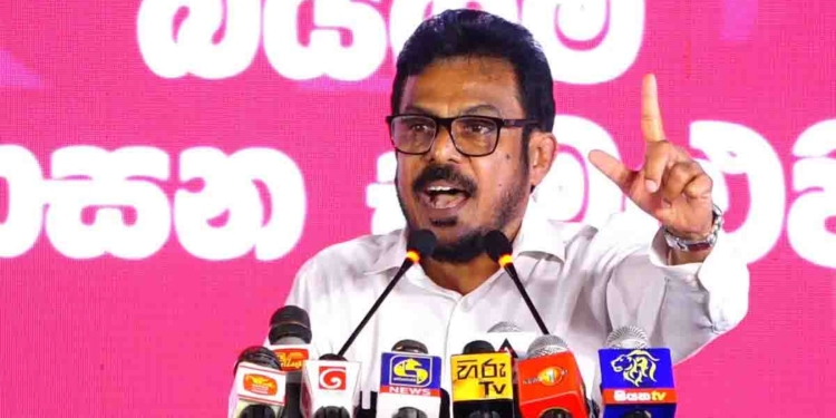 නැති ආචාර්ය පට්ටමක් නිසා කතානායක තනතුර නැතිකරගත් අශෝක රන්වල පළමු වතාවට ප්‍රසිද්ධ වේදිකාවට නගී! කතාව අතරමැදදී ජනාධිපතිතුමාගේ නමත් වරද්දයි! VIDEO I Sri Lanka Latest News