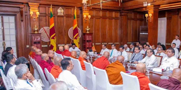රාමඤ්ඤ මහා නිකායේ මහානායක-අනුනායක හිමිවරුන් ඇතුළු පිරිසක් අනුර එක්ක විශේෂ සාකච්ඡාවක! PHOTOS I Sri Lanka Latest News