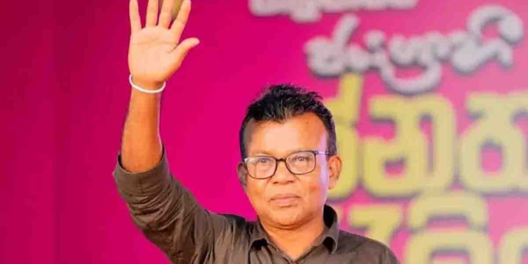 ‘යන්නකෝ කඩවල්වලට… කාගිල්ස්වලට.. සතොසට හාල් නැද්ද කියලා.. හාල් තියෙනවා..! විපක්ෂයට තමයි හාල් නැත්තේ..! මාලිමා මන්ත්‍රී සුරවීර කඩේ තියෙන හාල් ගැන කියයි! හැබැයි පාලන මිල ගැන වචනයක්වත් නොකියයි! VIDEO I Sri Lanka Latest News