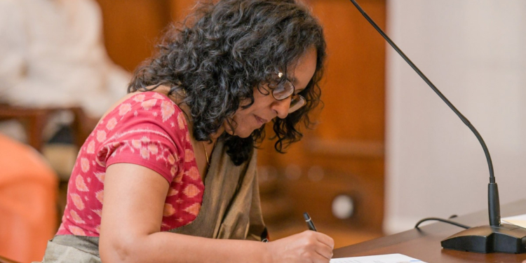 හරිනිට දැන් වැඩ වැඩියිලු! වෘත්තීය සමිති එක්ක කතාකරන්නවත් වෙලාවක් නැතිලු! අඟහරුවාදා ලොකු දෙයක් වෙන්න යනවලු! VIDEO I Sri Lanka Latest News