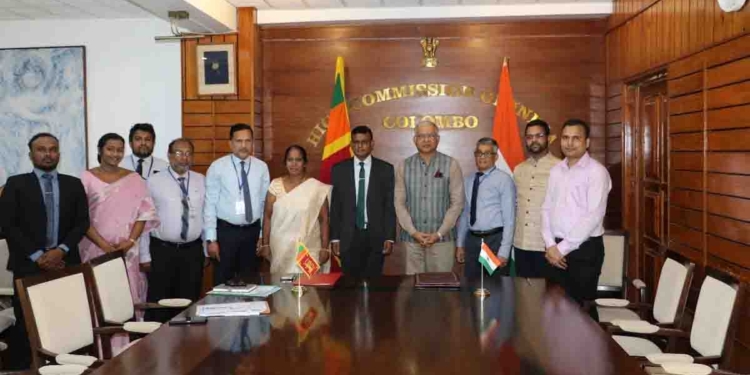 සජිත් විපක්ෂයේ ඉඳන් දෙනකොට හිනාවුණා! මඩ ගැහුවා! මෙන්න ආණ්ඩුව ඉන්දියාවෙන් උදව් අරන් දුප්පත් පාසල්වලට ස්මාර්ට් පන්තිකාමර බෙදන්න යනවා! I Sri Lanka Latest News