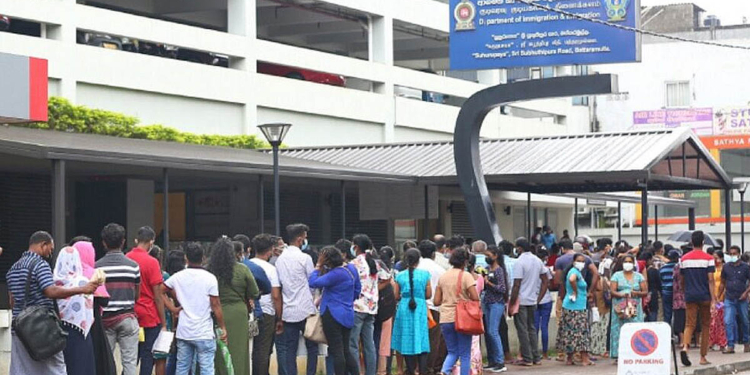 ප්‍රශ්නෙ ඉවරයි කිව්වා! පෝලිම් නෑ කිව්වා! අන්න ආයෙත් පාස්පෝට් පෝලිම ඇවිත්! Sri Lanka Latest News