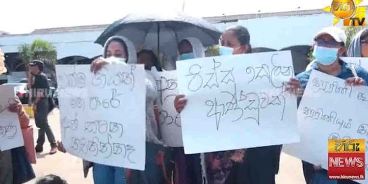 ‘දුන් පොරොන්දු ඉටු කරපන් – කයිවාරුව නවත්වපන්..! ‘පච කෙළිනා ආණ්ඩුවක්-පිස්සු කෙළින ආණ්ඩුවක්..! ඉසුරුපාය ඉදිරිපිට තිබ්බ ආන්දෝලනාත්මක උද්ඝෝෂණයෙන් පසු පාසල් සංවර්ධන නිලධාරීන් අද කොටුව වටලයි! VIDEO I Sri Lanka Latest News