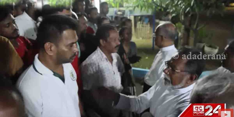 රාවතාවත්ත පල්ලිය ඉදිරිපිට තොරණ ගහද්දී පොලිසියත් එක්ක ගැටුමක් ඇතිවෙලා! පොලිසියේ දෙන්නෙක් රෝහලේ! ගමේ තරුණයන් 5 දෙනෙක් පොලිසියේ! කාදිනල් හිමිටත් කතාකරයි! පොලිස්පතිතුමාටත් කතාකරයි! ගැටුම විසඳගන්න සිරිල් ගාමිණී පියතුමාත් ඇවිත්! VIDEO I Sri Lanka Latest News