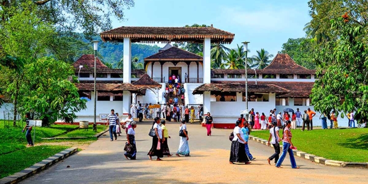 වැඩබලන බස්නායක නිලමේ පත්කරද්දී දේශපාලනය රිංගලා! සබරගමු මහසමන් දේවාලයේ කපු මහත්තුරු තේවාවෙන් ඉවත් වෙයි! Sri Lanka Latest News