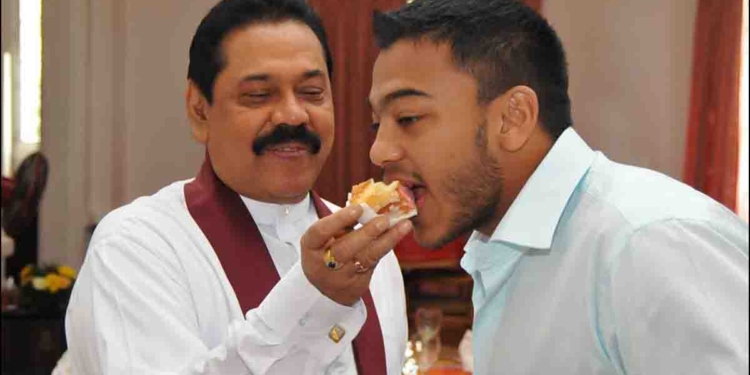 තාත්තා එළියට! පුතා ඇතුළට! VIDEO I Sri Lanka Latest News