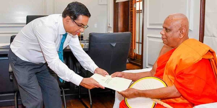තනතුර බාර අරන් දවස් 11යි! යම් පාර්ශ්වයක සිත් තැවුලකට-බේදකාරී මත ගොඩනැගීමට-සංඝ සමගිය බිඳවැටීමට හේතු වන්නේ නම් එම තනතුරට වඩා අප අතර පවතින සංඝ සාමග්‍රිය උතුම් කොට සලකමි! රජරට විශ්වවිද්‍යාලයේ කුලපති හිමියෝ ඉල්ලා අස්වෙයි! ජනාධිපති ලේකම්ට යවපු ලියුම මෙන්න! I Sri Lanka Latest News