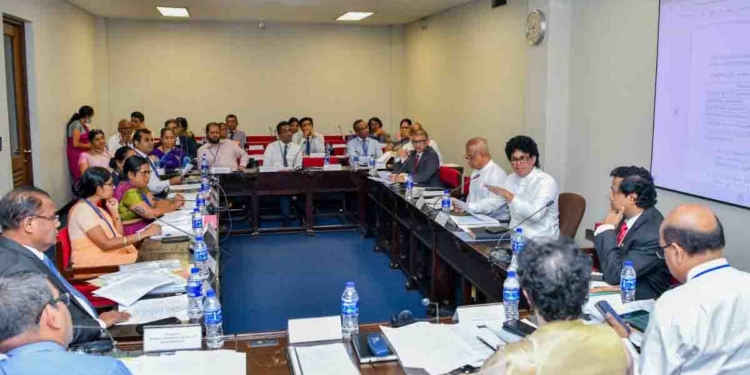 අලුත් අවුරුද්දට ආණ්ඩුව මොනවද කරන්න හදන්නේ? වී ගන්න දෙන ණයවලින් මෝල් හිමියෝ වෙන වැඩ කරනවද? බේකරි කෑම අඩුවෙන්නේ නැත්තේ ඇයි? ලාල්කාන්ත ආහාර ප්රතිපත්ති හා සුරක්ෂිතතා කමිටුව හමුවෙයි! PHOTOS I Sri Lanka Latest News