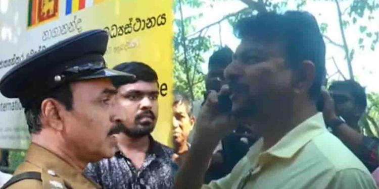 ඉඩමේ ප්රශ්නයක් තියෙනවාලු! හිටපු ජනපති මහින්ද හොරෙන් හොරෙන් යන එන තැනක් කියලා කටකතා යනවලු! ගමේ අයගෙන් දිගටම පැමිණිලි ලැබුණලු! නියෝජ්ය ඇමැති මහින්ද ජයසිංහ මානෙල්වත්ත බෞද්ධ භාවනා පුහුණු මධ්යස්ථානයට කඩාපනී! VIDEO I Sri Lanka Latest News