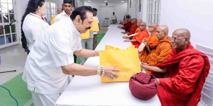 ආණ්ඩුව එළියට ඇදලා දාන්න හදන විජේරාමේ ගෙදර ඉඳන්ම මහින්ද කරපු හත්දවසේ පිරිත් පිංකම අවසන්! PHOTOS I Sri Lanka Latest News