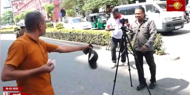 නාමල් CIDය ඇතුළේ ඉද්දී එළියේ ලොකු වළියක්! යුටියුබ් ලාල්ට එරෙහිව ලොකු විරෝධයක්! අන්තිමට පොලිසියත් ඇවිත්! VIDEO I Sri Lanka Latest News