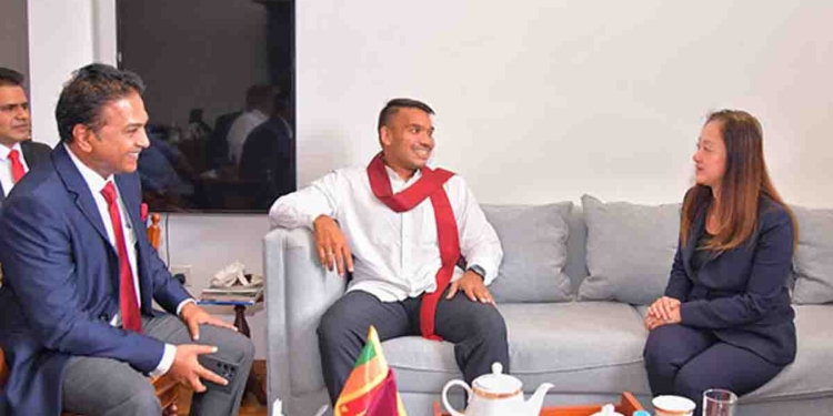 ඊයෙ අමෙරිකානු තානාපති කාර්යාලය ඉදිරිපිට උද්ඝෝෂණයක් තිබ්බා! අද තානාපති ජූලි චන්ග් පොහොට්ටු කාර්යාලයට ගිහින් නාමල් හම්බවෙලා කතාකරලා! PHOTOS & VIDEO I Sri Lanka Latest News