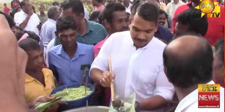 නාමල් ගම ඇතුළටම ගිහින්! මිනිස්සු පොරකකා නාමල් එක්ක පින්තූර ගන්නවා! නාමල් මිනිස්සුන්ට කන්නත් දෙනවා! VIDEO I Sri Lanka Latest News