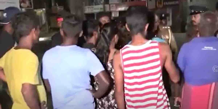 රිය අනතුරක් නිසා අත්අඩංගුවට ගත් අවුරුදු 24ක එක්දරු පියකු පොලිස් ඇප දී ගෙදර ගියාම ලේ වමනය දා මියයයි! මුලු වාද්දුවම කැළඹෙයි! බිරියගෙන් පැමිණිල්ලක්! ප්‍රදේශවාසීන් උද්ඝෝෂණයේ! පොලිසියත් පරීක්ෂණයක් පටන් ගනී! VIDEO I Sri Lanka Latest News