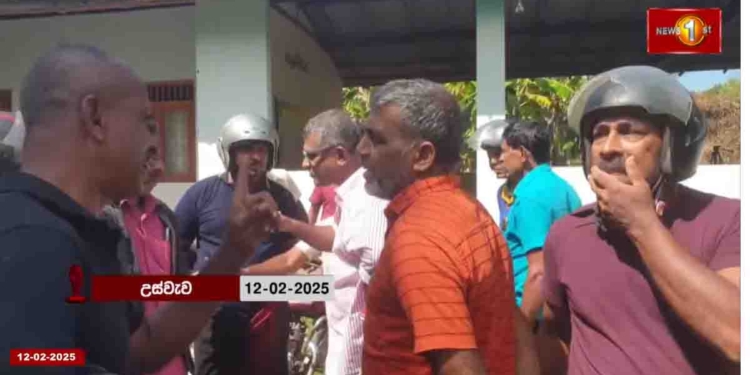 මෙන්න දැන් දේශපාලන චණ්ඩිකම් පටන් අරන්! හම්බන්තොට ගොවියො පවත්වන්න ගිය සමුළුව නවත්වන්න තර්ජනය කරන හැටි බලන්න! VIDEO I Sri Lanka Latest News