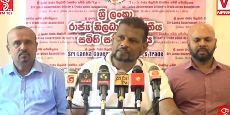 අනුරගේ පඩි වැඩි කිරිල්ලට එරෙහිව ලක්ෂ 13ක රාජ්‍ය සේවකයන් පාරට බහින්නද ලෑස්ති වෙන්නේ! රනිල්ට එරෙහිව වසන්ත සමරසිංහලා-සූරියආරච්චිලා-ජයසිංහලා අපිත් එක්ක එදා පාරේ සටන් කළේ 25000ක පඩි වැඩිවීමක් ඉල්ලලා! දැන් මේ අය කොළේ වහලා සලාක ක්‍රමයට සොච්චමක් පඩි වැඩි කරලා රාජ්‍ය සේවකයන් රවට්ටලා! දැන් ඇමැතිවරු ඉන්නේ කසාය බීපු ගොළුවෝ වගේ! මේ තවත් වෘත්තීය සමිති සන්ධානයක්! VIDEO I Sri Lanka Latest News