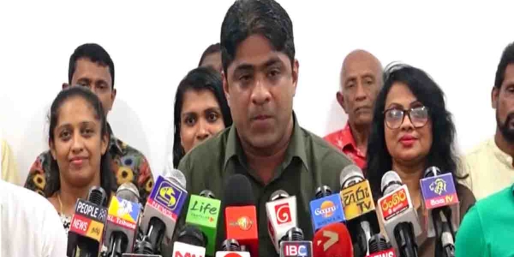රනිල් හදන්නේ එජාපය දිය කළා වගේ සජබයත් දිය කරන්න! සජබයට පාර්ලිමේන්තුවේ ආසන 40ක් තියාගෙන අපි මොකටද එජාපය පස්සේ යන්නේ? අපි එකතු වෙන්න ඕන පිරිසුදු අයත් එක්ක මිසක් දූෂිතයො එක්ක නෙමෙයි! කවුරු ආවත් නායකයා සජිත්! ලකුණ දුරකතනය! සජබ බිම්මට්ටම දැඩි තීන්දුවක! VIDEO I Sri Lanka Latest News