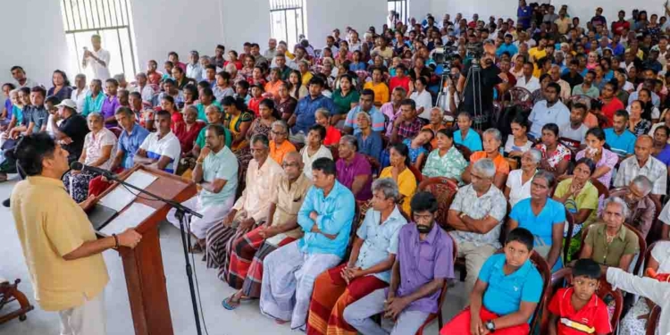 ගොවියා වී අස්වැන්න නෙළන්න පටන් අරන්! නැගෙනහිර ගොයම් කපලත් ඉවරයි! තවමත් ආණ්ඩුව සහතික මිල නියම කරලා නෑ! එදා මේ අය කුඹුරුවලට බැහැලා දීපු පොරටෝක් කොහොමද? ඒ මදිවාට වී ගන්න බිලියන 5ක් වෙන් කළා කිව්වත් වී අලෙවි මණ්ඩලය භාණ්ඩාගාරයෙන් ඒ මුදල් තවම ඉල්ලලා නෑ! මාලිමා ආණ්ඩුවත් ෆේල්! සජිත් කුරුණෑගලින් සටන පටන් ගනී!  VIDEO & PHOTOS I Sri Lanka Latest News