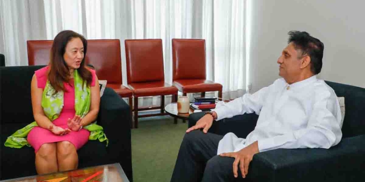 අමෙරිකානු තානාපතිනි ජුලී චන්ග් පාර්ලිමේන්තුවටම ඇවිත් සජිත් එක්ක පැයක විශේෂ සාකච්ඡාවක් කරයි! PHOTOS I Sri Lanka Latest News