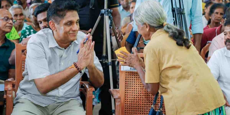 ආණ්ඩුව කාන්තාවන්ගෙන් එක මිටට ඡන්ද ගත්තේ කාන්තා අයිතිවාසිකම් ආරක්ෂා කරනවා කියලා! හැබැයි අද ඇමැති නලින් හේවගේ රෝහිණී කවිරත්න මන්ත්රීතුමියට ප්රසිද්ධියේම නිග්රහ කළා! මේක සමස්ත කාන්තාවන්ටම අපහාසයක්! කාන්තා අයිතිවාසිකම් වෙනුවෙන් එදා වගේම සජිත් අදත් පෙනීසිටී! VIDEO & PHOTOS I Sri Lanka Latest News